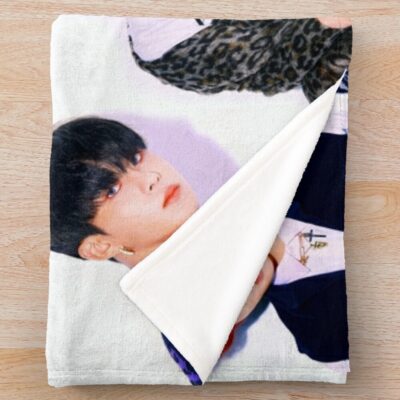 8 Makes 1 Team - Ateez Throw Blanket Official Ateez Merch